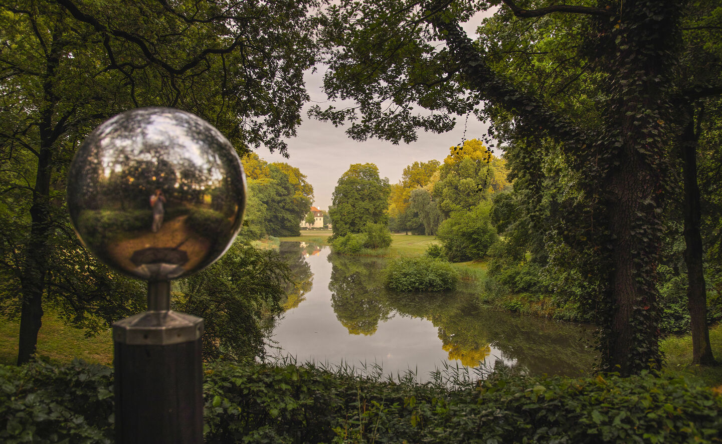Eine der l&auml;ngsten Sichten durch den Innenpark: Blick vom sogenannten Kugelberg &uuml;ber den Schilfsee zum Schloss, Foto: Hans Bach, Potsdam / SFPM (2014)